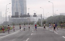 Đại lộ Thăng Long thành sân bóng đá!