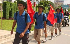 Bốn chàng trai đi bộ xuyên Việt đã đến bến Nhà Rồng