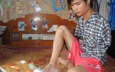 Đi thi đại học viết bài bằng chân