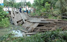 Xe quá tải làm sập cầu