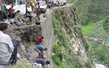 Nepal: xe buýt lao xuống núi, 41 người chết