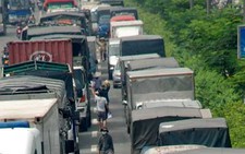 Bán hàng rong giữa hai làn xe tải