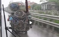 Video bạn đọc: Xe chở hàng cồng kềnh trên quốc lộ 1A