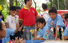 1.000 em nhỏ khó khăn vui với 