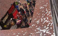 Rải tiền ở Văn Miếu