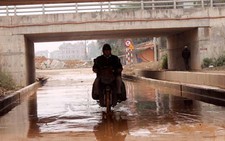 Vỡ ống nước làm hư hại đại lộ Thăng Long