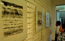 Họa sĩ Pháp vẽ tranh trên giấy dó