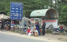 Hàng quán chiếm nhà chờ xe buýt