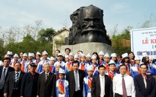 Huế: an vị tượng đài Phan Bội Châu