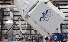 Tàu vũ trụ tư nhân đầu tiên lên ISS