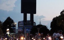 Bảng quảng cáo... vô cảm