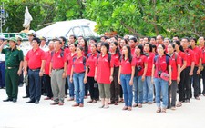 Chào cờ ở Trường Sa