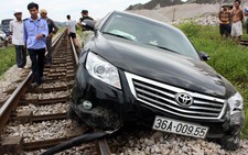 Xe bay lên đường sắt, tàu hỏa phải chờ