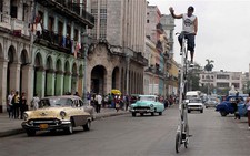 Chạy xe đạp cao 4m ở Havana