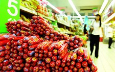 Trung Quốc: phát hiện giòi trong xúc xích