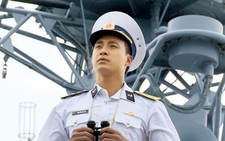 Áo trắng và tình yêu biển đảo