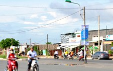 Cột điện giữa đại lộ