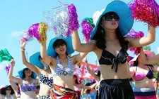 1.085 cô gái mặc bikini tuần hành trên phố