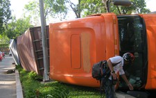 Container lật ở trung tâm thành phố