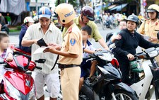 Đội mũ bảo hiểm cho trẻ: Người lớn thiếu nhất quán