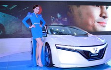 Khuấy động triển lãm xe bằng... người đẹp