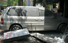 Ôtô bốc cháy lao thẳng vào cửa hiệu