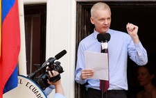 Người bảo lãnh cho Julian Assange phải nộp 150.000 USD
