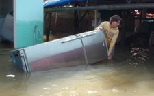 TP.HCM: triều cường gây bể bờ bao
