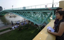 Cầu Mống được làm đẹp bởi đèn chiếu sáng mỹ thuật