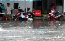 Hết triều cường, Cần Thơ lại ngập vì mưa lớn