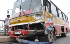 Ôtô gây tai nạn liên hoàn, 2 người nguy kịch