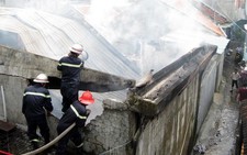 Cháy xưởng gỗ, một chiến sĩ chữa cháy bị thương