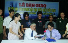 Bàn giao ba ngư dân Philippines gặp nạn trên biển