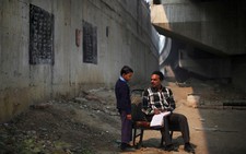 Lớp học đặc biệt dưới gầm cầu New Delhi