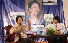 Bà Tôn Nữ Thị Ninh nói chuyện với sinh viên Huế
