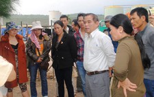 Người bán sắn vây nhà máy cồn