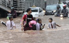 Thủ đô Jakarta chìm trong nước lũ