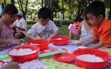 Bé học làm bánh tết