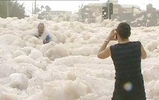Úc: bọt biển bao phủ dày đặc
