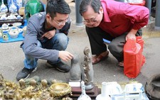 Độc đáo chợ đồ cổ cuối năm