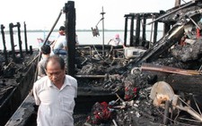 Chuẩn bị ra khơi, hai tàu đánh cá cháy rụi