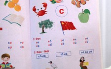 Sách học vần tiếng Việt lại vẽ cờ Trung Quốc