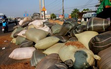 Xe tải lật trên quốc lộ 1