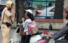 Xử phạt chở trẻ em không đội mũ bảo hiểm