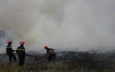 Cháy bãi cỏ, khói mù mịt bao trùm khu dân cư