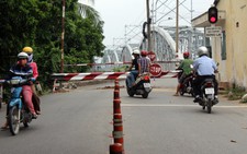 Cấm xe cộ qua cầu Ghềnh