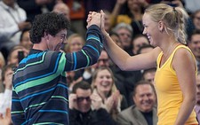 McIlroy và Wozniacki mặn nồng trên sân