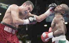 Floyd Mayweather thắng trong... hòa bình!