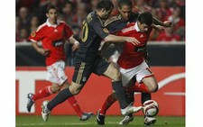 HLV Rafael Benitez đau đầu với hàng thủ