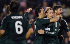 Oezil dẫn dắt Real Madrid lội ngược dòng hạ Valladolid